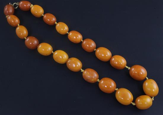 A single strand amber bead necklace, 18in.